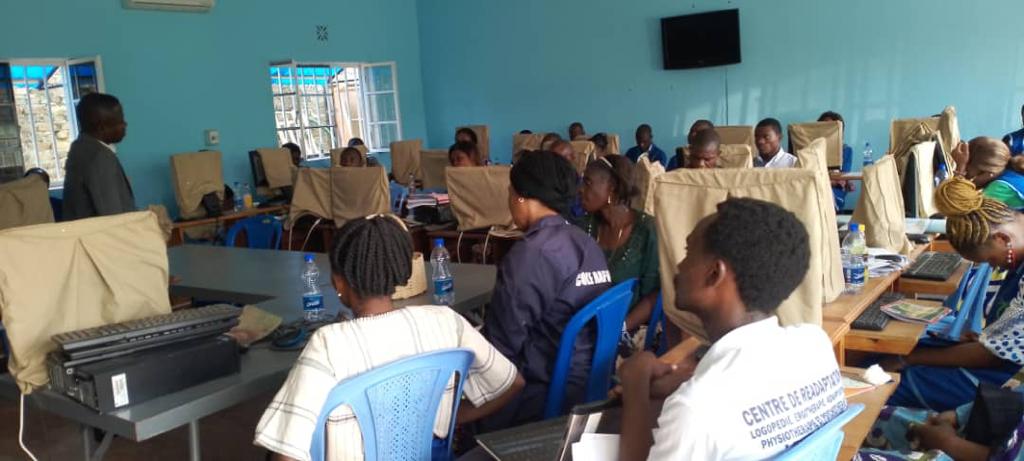 The teachers from Rafiki school are following a training.